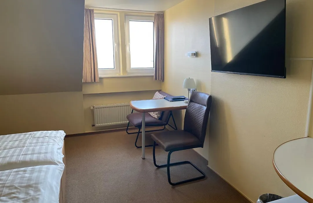 Hotel Kieler Foerde & Free Parking-1