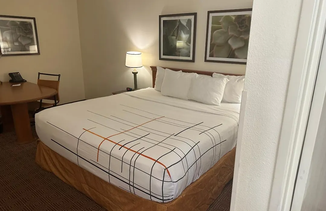 La Quinta Inn & Suites By Wyndham Sawgrass-1