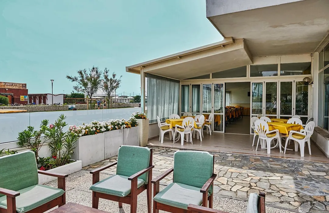 Hotel Caesar B&B Fronte Mare in Centro di Milano Marittima-1