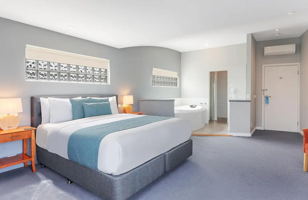 Waves Luxury Suites & Port Central Apartments-1