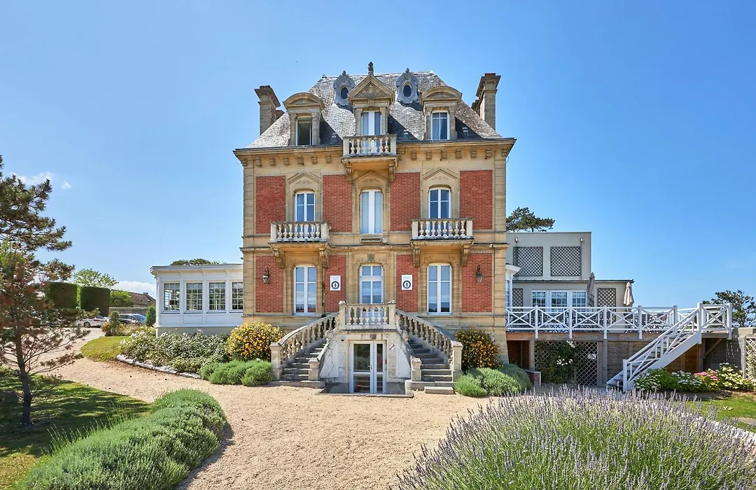 Les Villas D'Arromanches, Teritoria-1