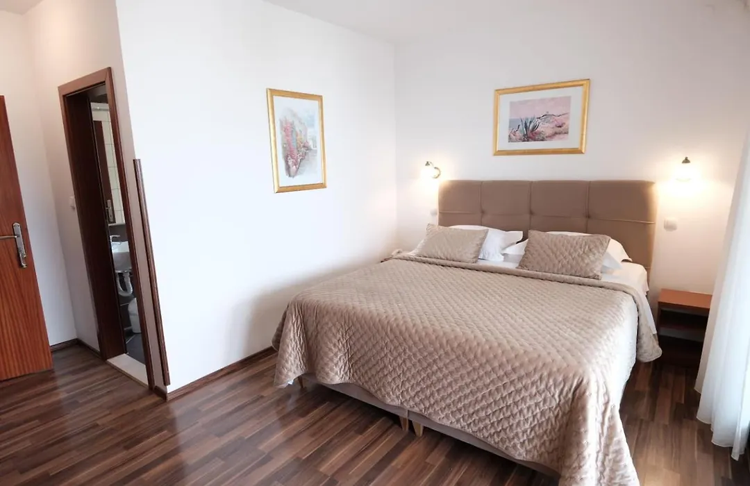 Hotel Vila Tina-1