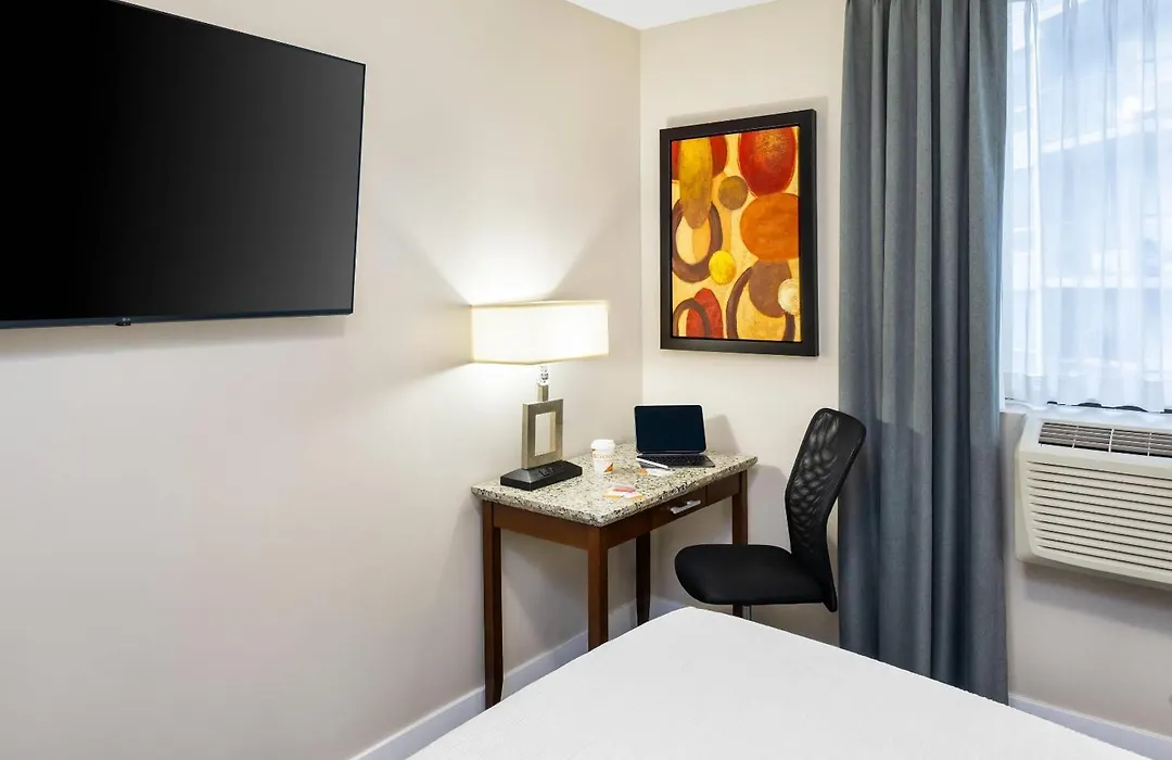 Quality Inn & Suites Downtown Vancouver (Adults Only)-1