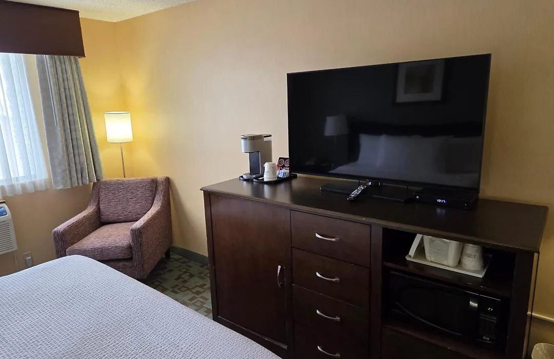 Ramada By Wyndham Saskatoon-1