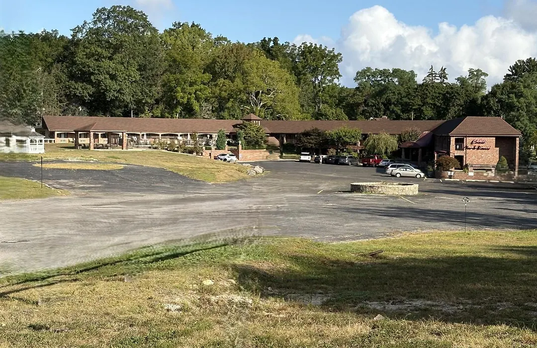 Chalet Inn & Suites-1