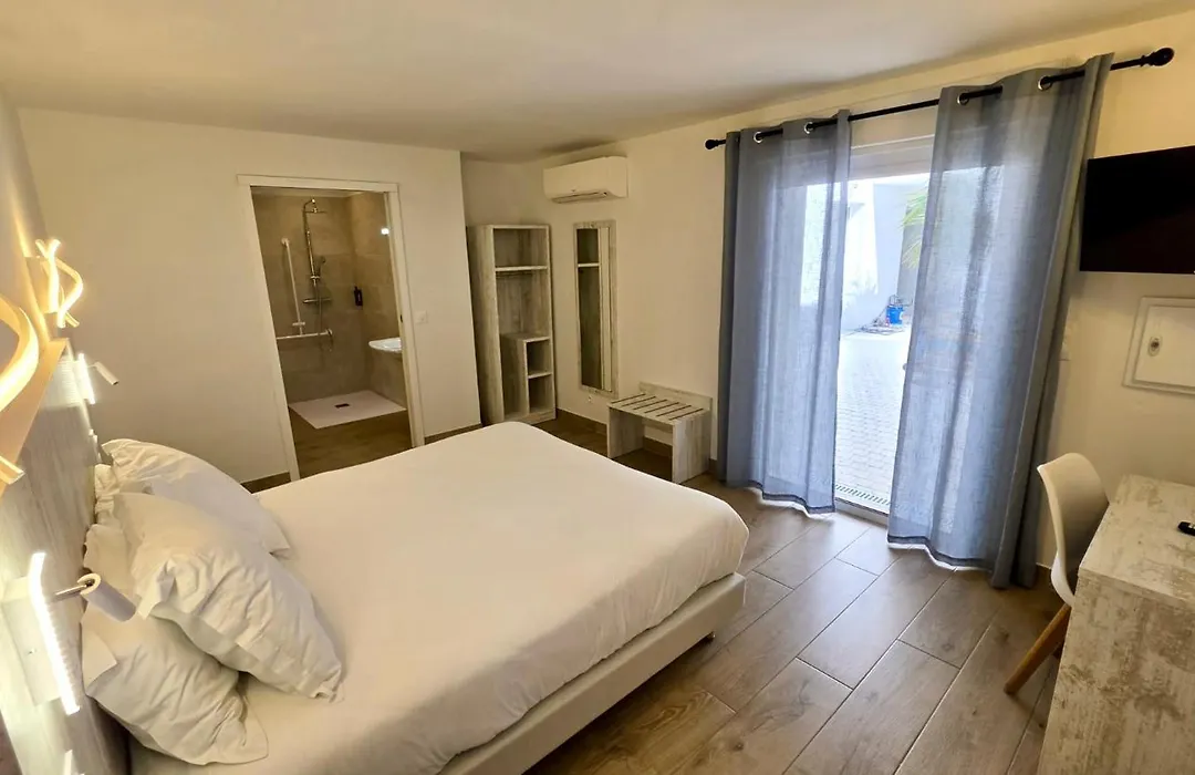 Hotel Les Palmiers En Camargue-1