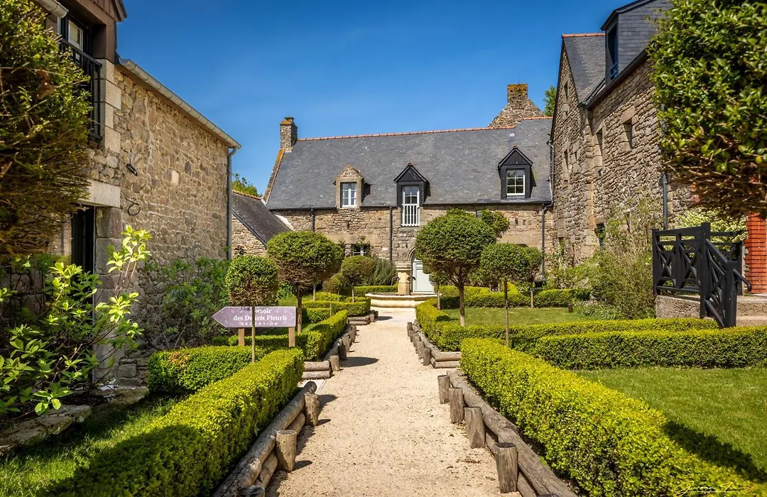 Manoir Des Douets Fleuris-1
