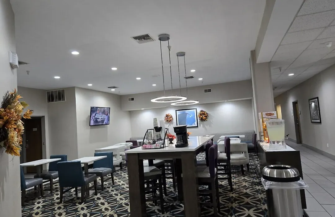 La Quinta Inn & Suits By Wyndham Pontoon Beach Il-1