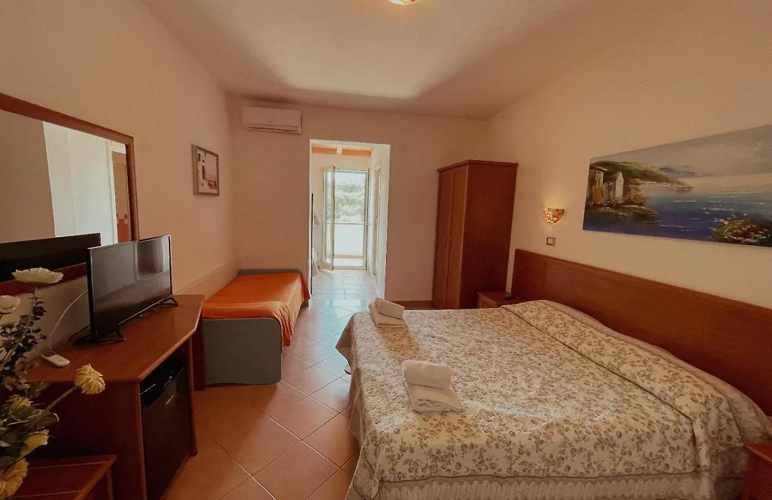 Vela Club Hotel & Appartamenti-1