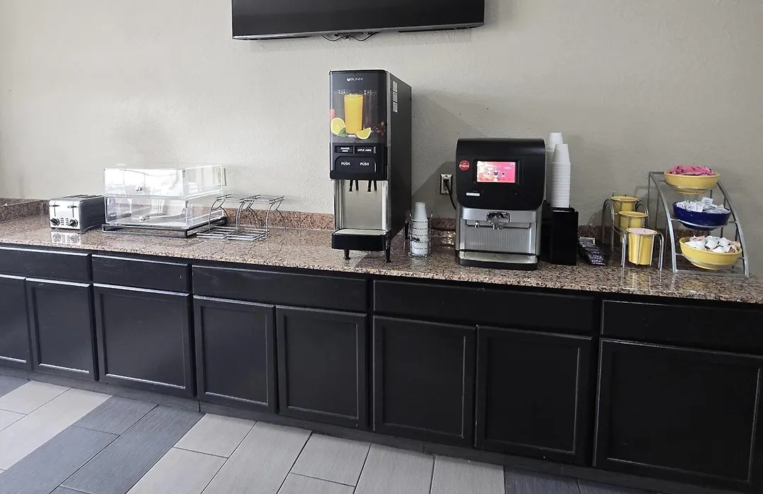 Super 8 By Wyndham Kansas City-1
