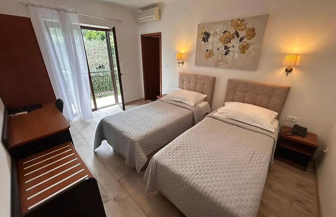 Hotel Vila Tina-1