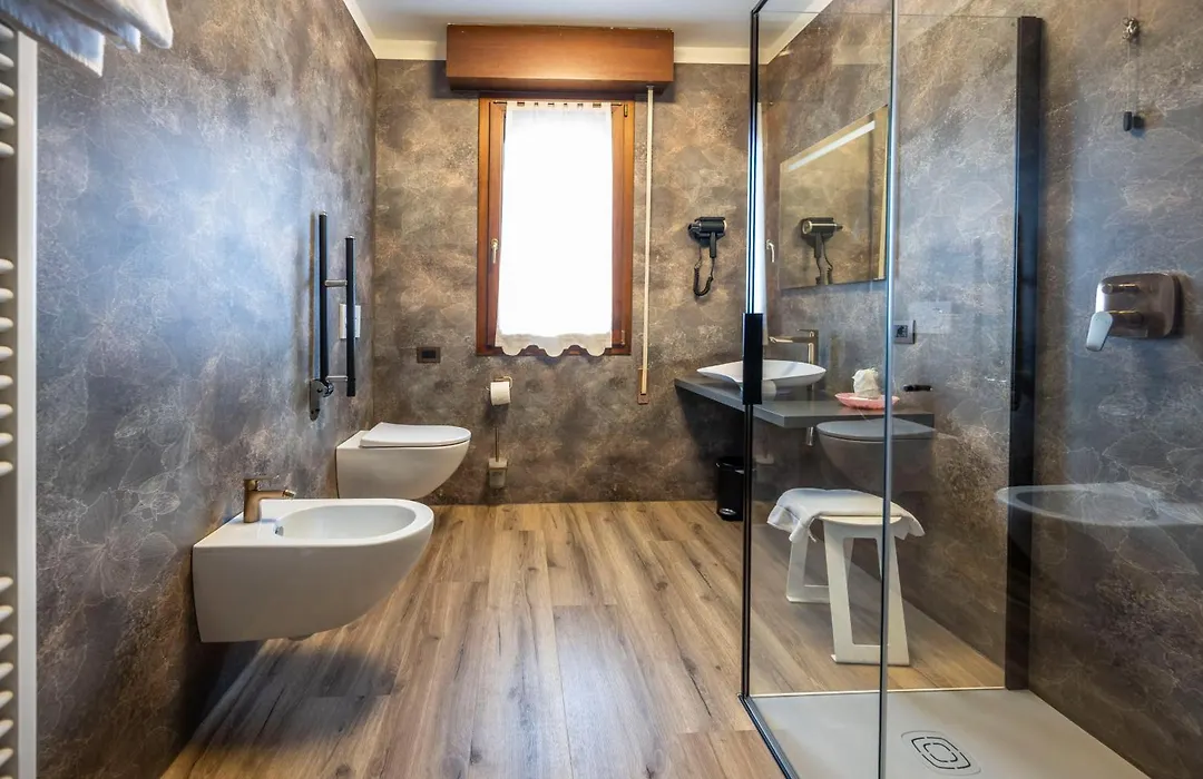 Hotel Confine-1