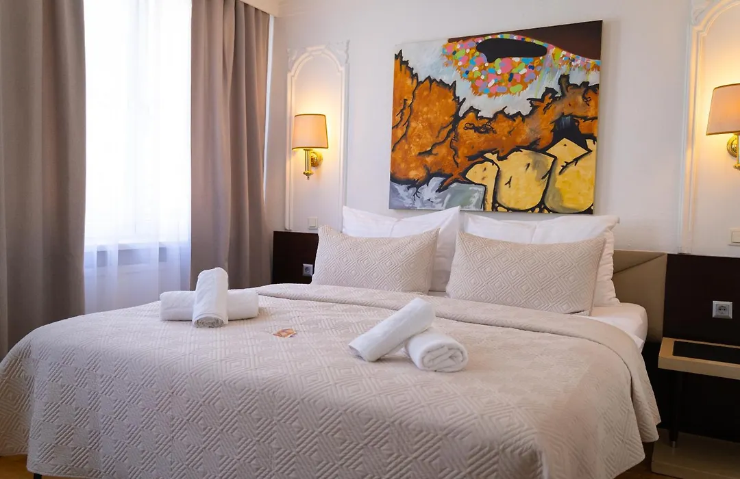 Hotel Attache-1