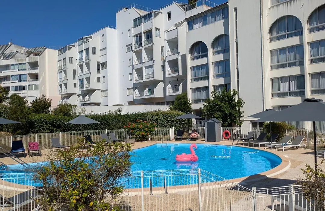 Résidence avec Piscine face au port 200m plage-1