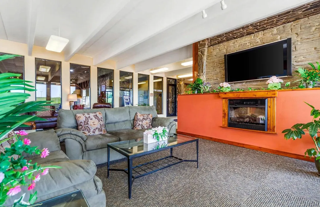 Econo Lodge Inn & Suites Brookings-1