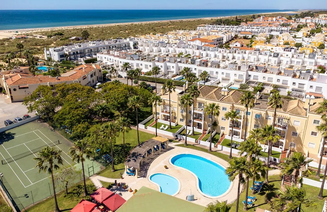 Praia Da Lota Beachfront Resort - Hotel & Apartments-1