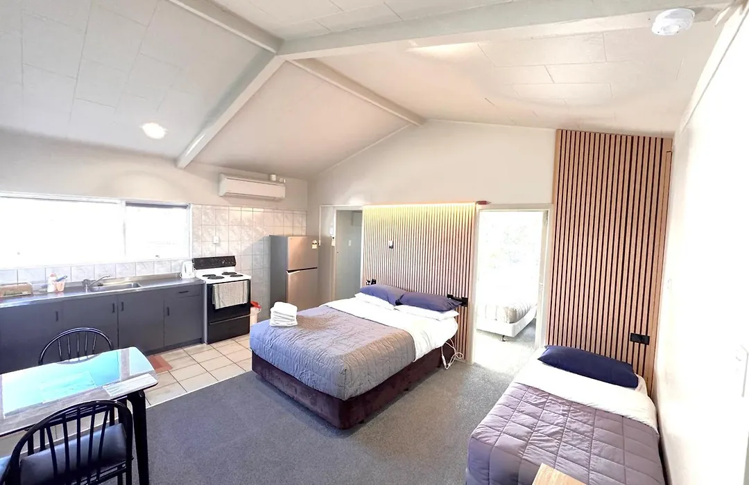 Jack & Di'S Waiteti Lakefront Motel-1
