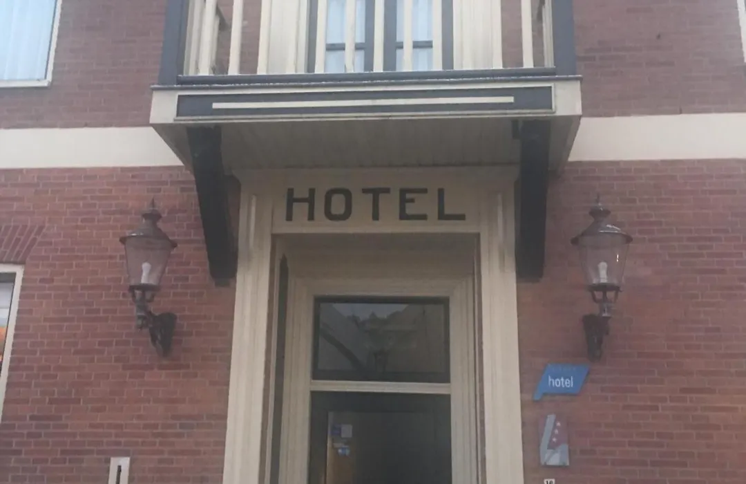 Hotel het Gemeentehuis Uithuizen-1