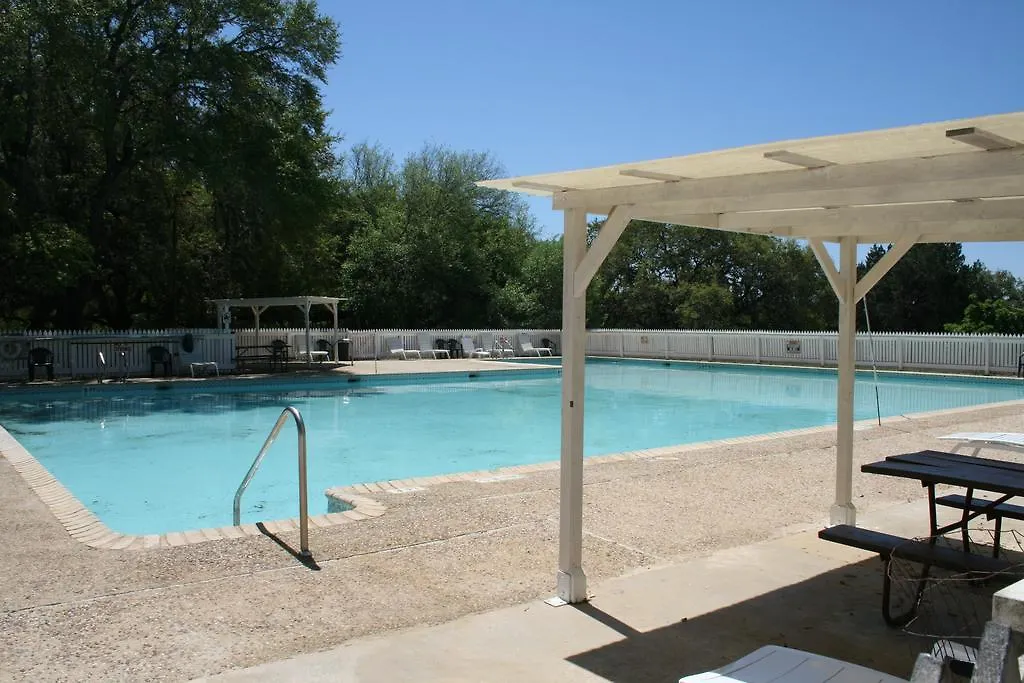 Medina Lake Camping Resort Cabin 3-1