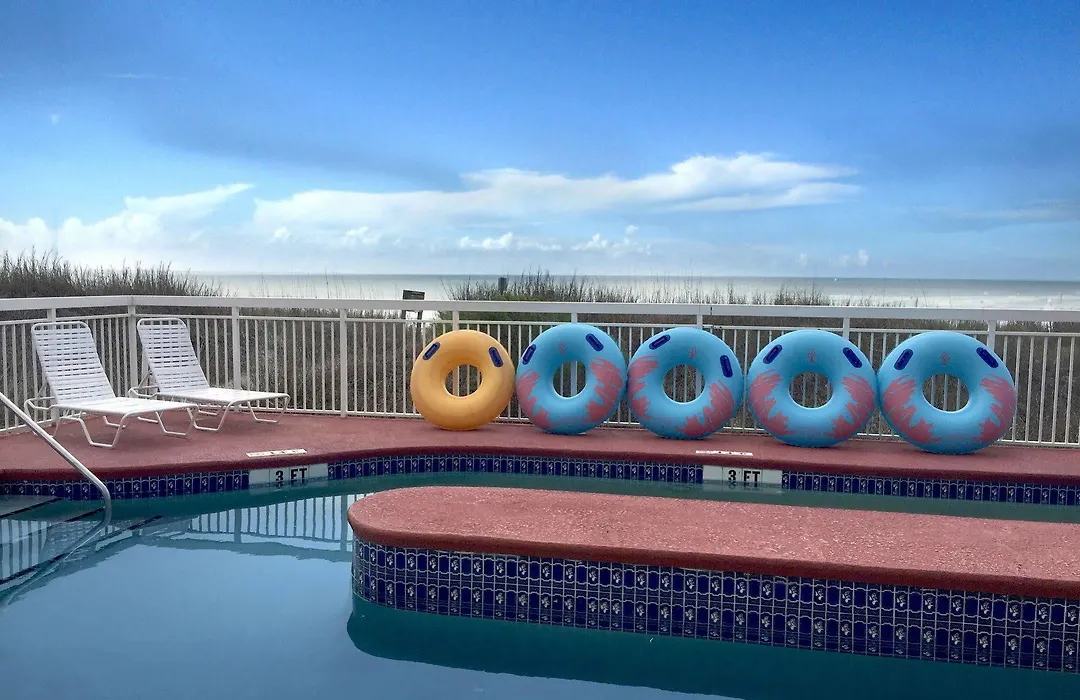 Castaway Beach Inn & Swim Up Bar-1