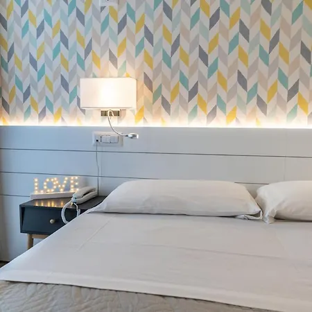 Hotel Kiss-2