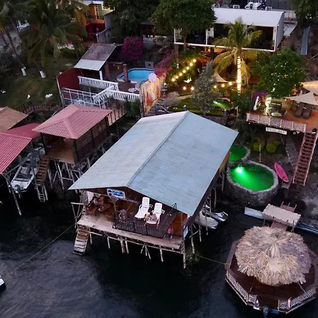 Captain Morgan Hostel Lake Coatepeque-2