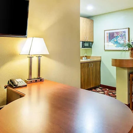 Quality Inn & Suites Kansas City I-435N Near Sports Complex-3