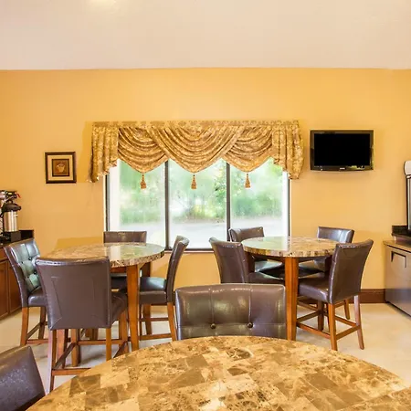 Travelodge By Wyndham Fort Myers Airport-3