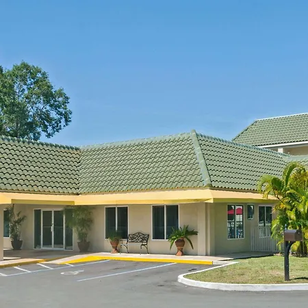 Days Inn By Wyndham Port Charlotte Town Center-3