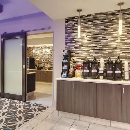 La Quinta Inn & Suites By Wyndham Cleveland Airport West-2