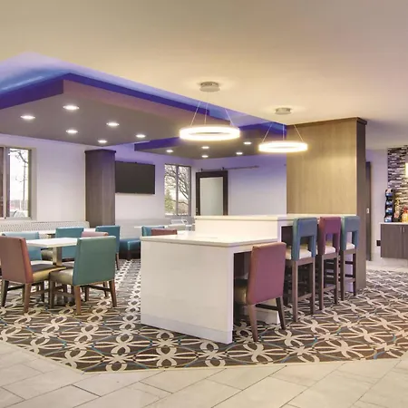 La Quinta Inn & Suites By Wyndham Cleveland Airport West-2