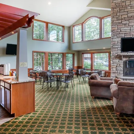 Howard Johnson By Wyndham Traverse City-2