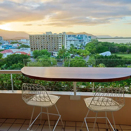 Hilton Cairns-2