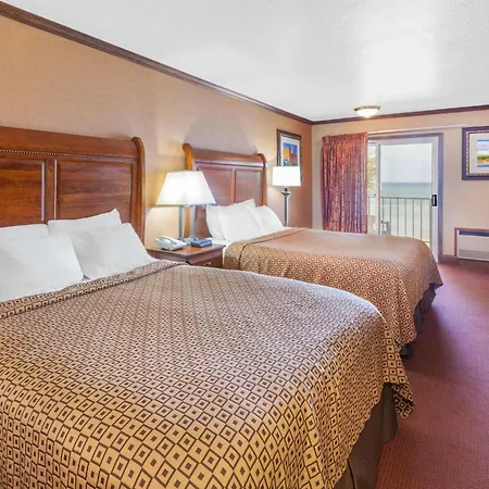 Ramada By Wyndham Mackinaw City Waterfront-3