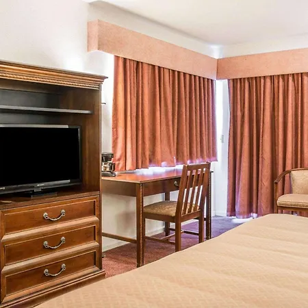 Quality Inn & Suites Mackinaw City Beachfront-3