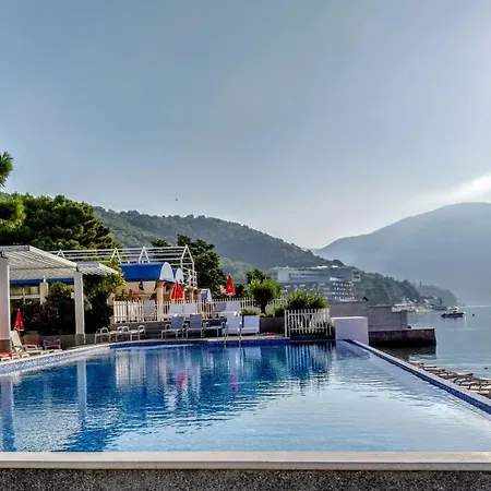 Carine Hotel Delfin-3