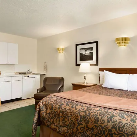 Travelodge By Wyndham Simcoe-3