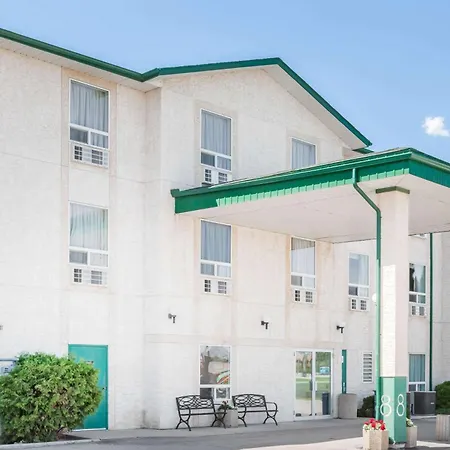 Super 8 By Wyndham Dauphin-3