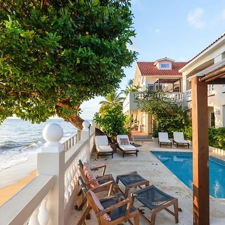 Tres Sirenas Beach Inn-2