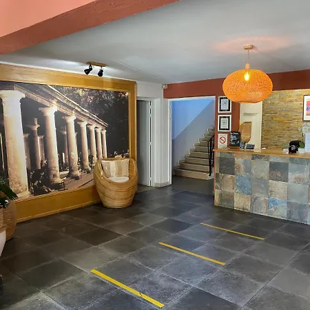 Hotel Le Grillon-3