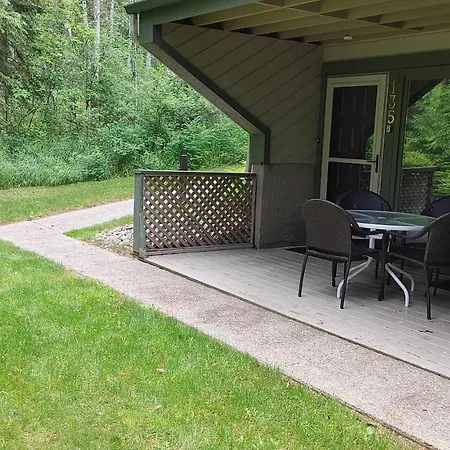 Akiskinook Resort: Lakeside Family Retreat with Diverse Amenities-3
