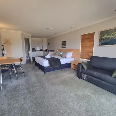 Hotel Lake Brunner-2