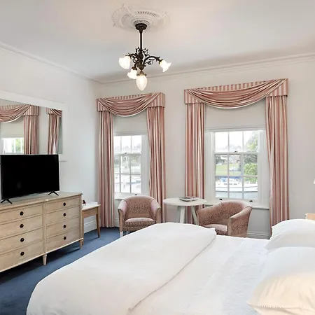 Oscars Waterfront Boutique Hotel-3