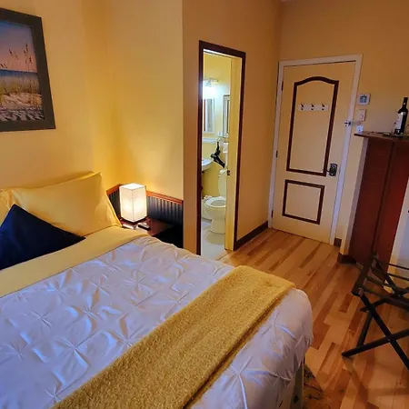 Kokomo Inn: Tropical Riverfront B&B for Adults on Capital Cycling Route-2