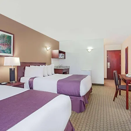 Ramada By Wyndham Red Deer Hotel & Suites-2