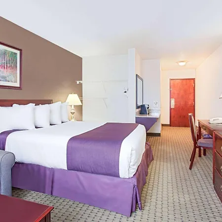 Ramada By Wyndham Red Deer Hotel & Suites-2