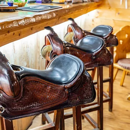 Country Saloon-2