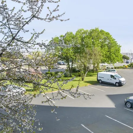 Résidence avec Piscine face au port 200m plage-2