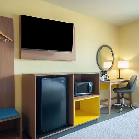 Days Inn By Wyndham Evansdale Waterloo-2