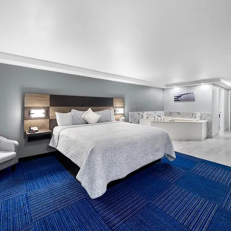 Admiralty Inn & Suites - A Red Collection Hotel-3